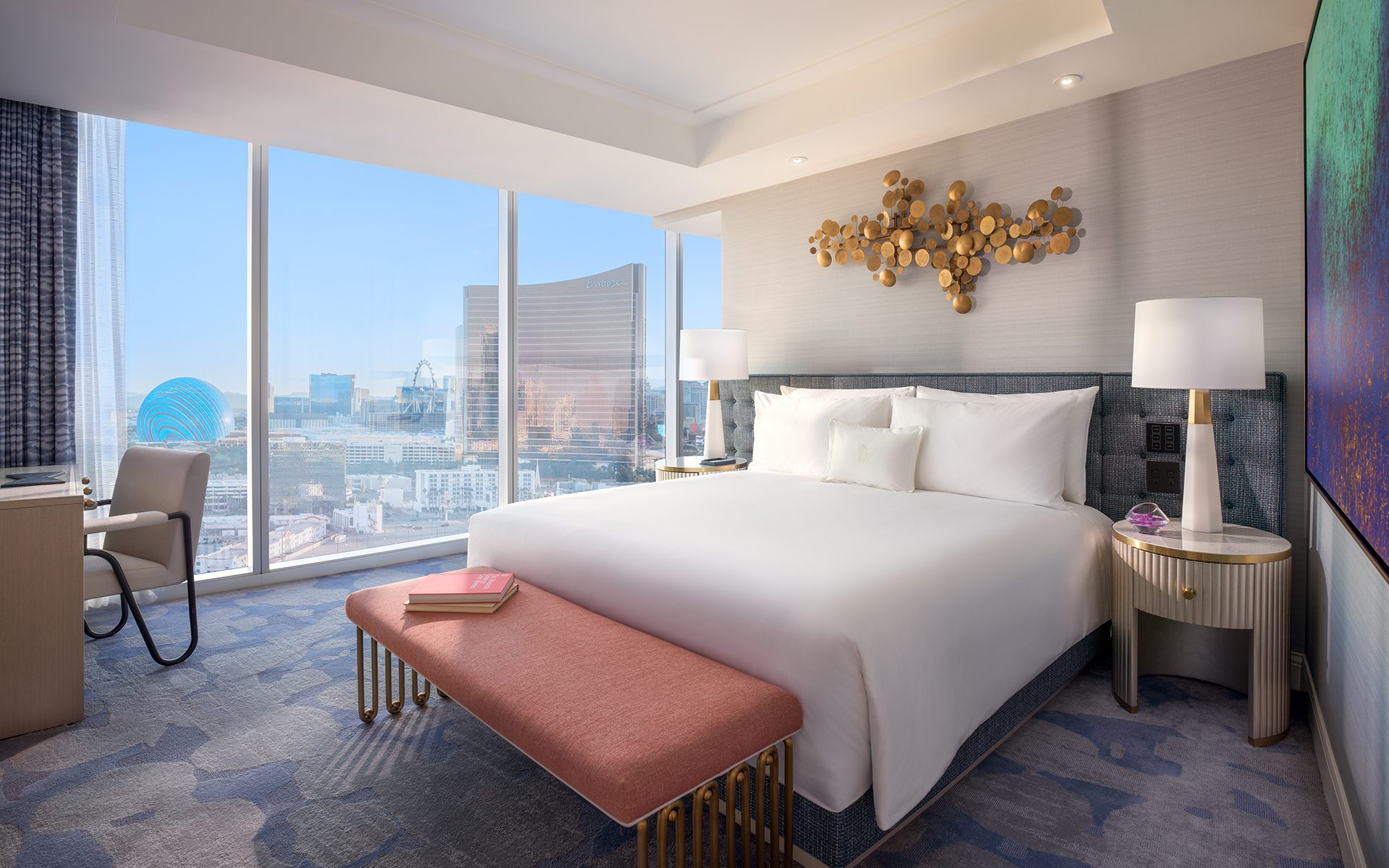 MAIN_Fontainebleau-Las-Vegas_Panorama-Suite-Bedroom©DREX-Agency_Mark-Mediana-1920x1200